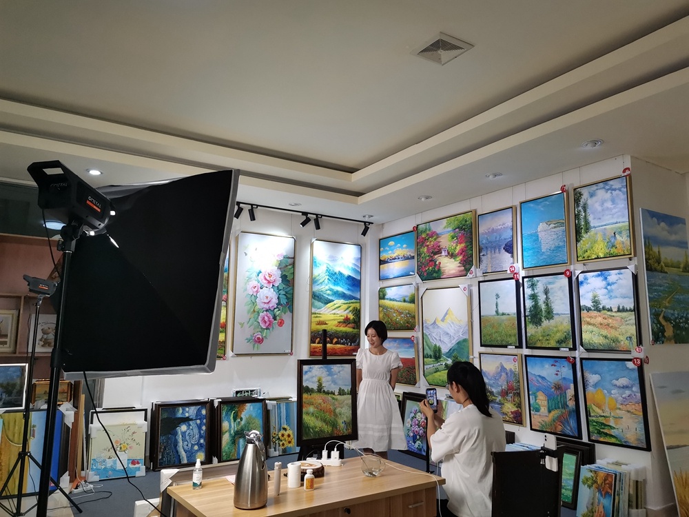 "绿泽画院经理匡禹俊介绍.