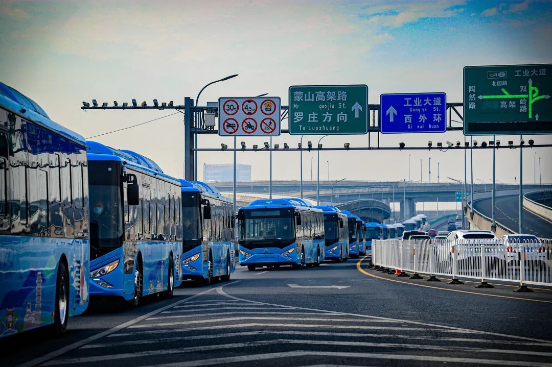 臨沂新投入100臺新能源公交車方面市民出行