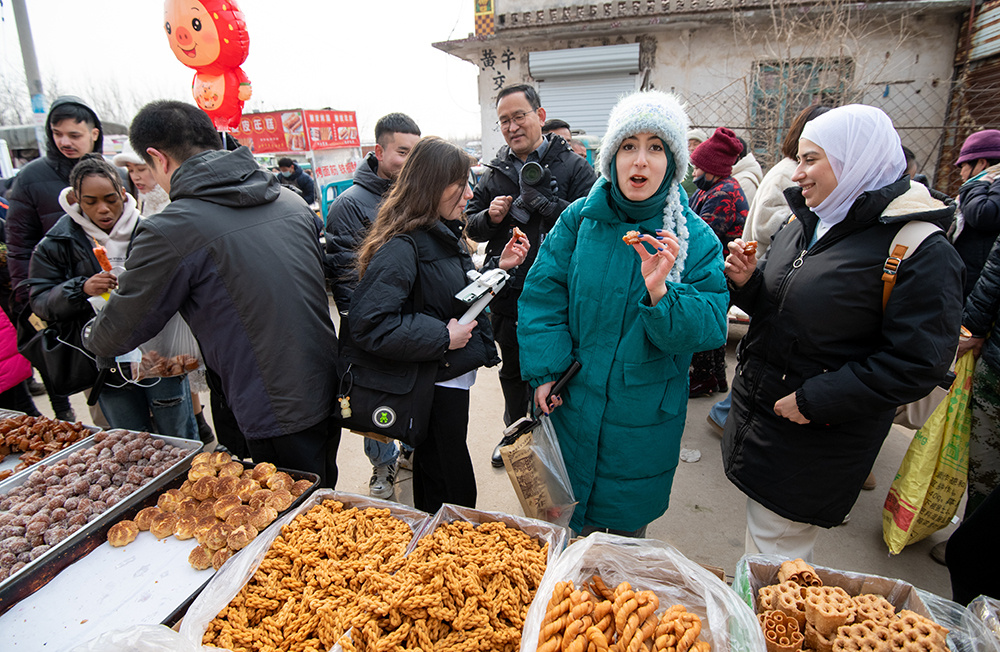 炒栗子做糖葫芦品大集美食外国友人爱上德州乡村大集